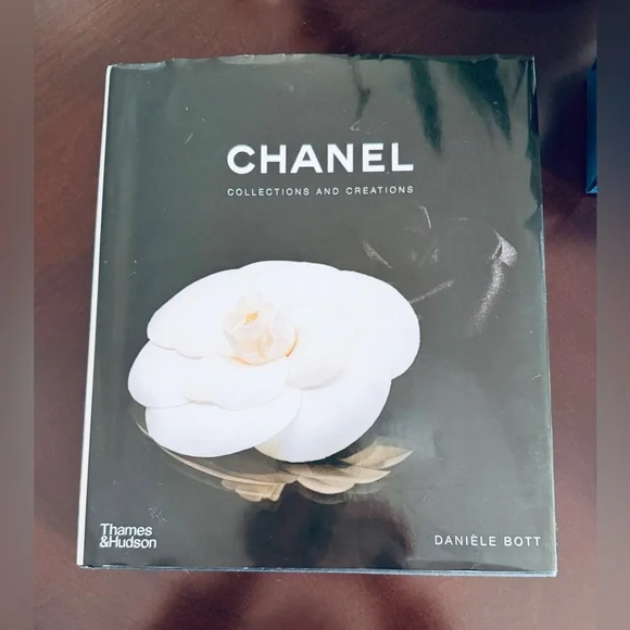 CHANEL Collections and Creations Book + Beauty Holiday 2025 Comet Charm and Bags - Picture 5 of 6